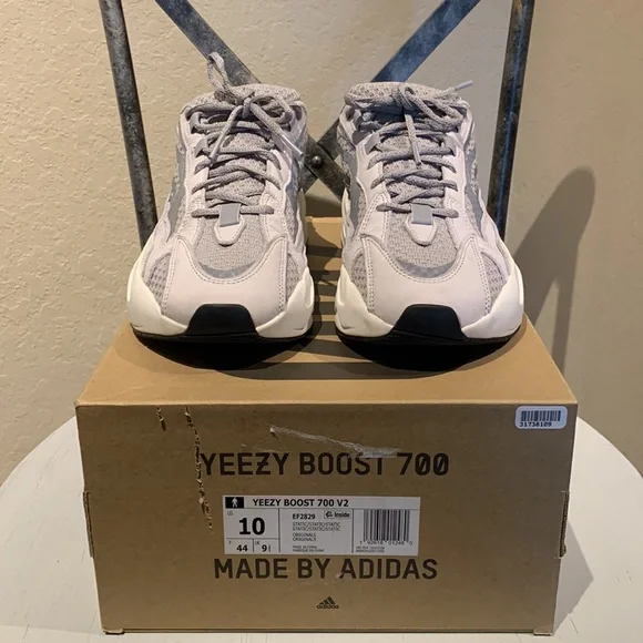 Men’s Barely Worn Adidas Yeezy Boost 700v2 Static size 10 with box - Picture 2 of 8